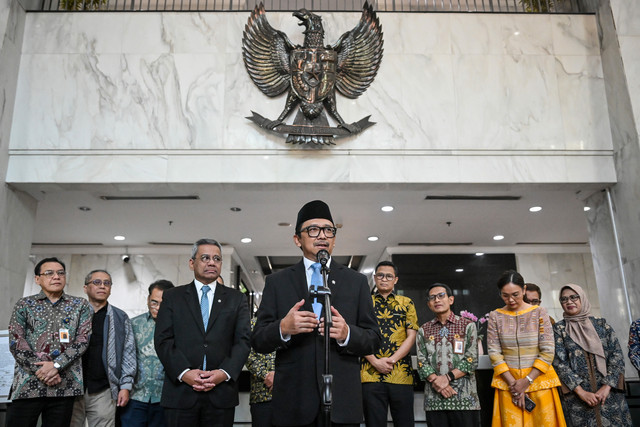 Wakil Menteri Keuangan Juda Agung (tengah) menyampaikan sambutan didampingi Wakil Menteri Keuangan Suahasil Nazara (keempat kiri) saat perkenalan wakil menteri baru di gedung Kementerian Keuangan, Jakarta, Kamis (5/2/2026). Foto: Sulthony Hasanuddin/ANTARA FOTO 