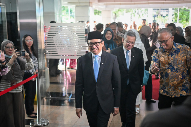 Wakil Menteri Keuangan Juda Agung (kiri) didampingi Wakil Menteri Keuangan Suahasil Nazara (kedua kanan) setibanya untuk perkenalan wakil menteri baru di gedung Kementerian Keuangan, Jakarta, Kamis (5/2/2026). Foto: Sulthony Hasanuddin/ANTARA FOTO 