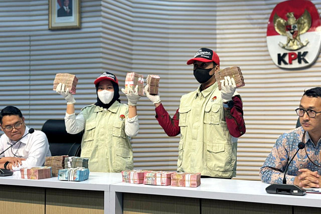 Barang bukti berupa uang tunai senilai Rp 1M dari OTT di KPP Banjarmasin terkait dugaan korupsi restitusi pajak Di Gedung Merah Putih KPK, Jaksel, Kamis (5/2/2026). Foto: Amira Nada/kumparan