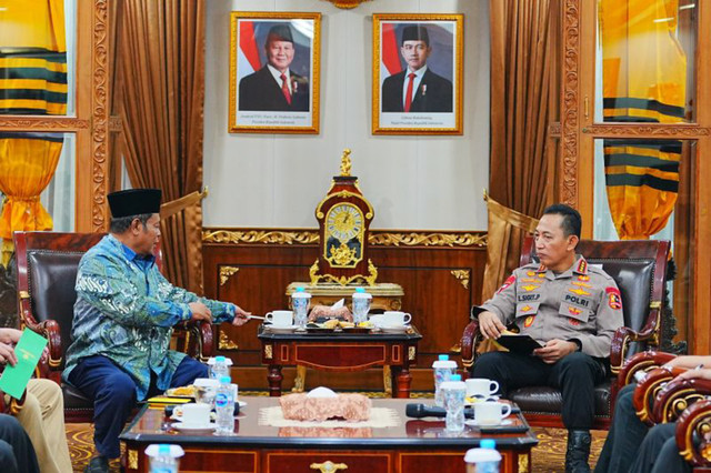 Kapolri Jenderal Pol. Listyo Sigit Prabowo (kanan) berbicara dengan Wakil Ketua Umum MUI Marsudi Syuhud (kiri) di Gedung Rupatama Mabes Polri, jakarta, Kamis (5/2/2026). Foto: Dok. Humas Polri