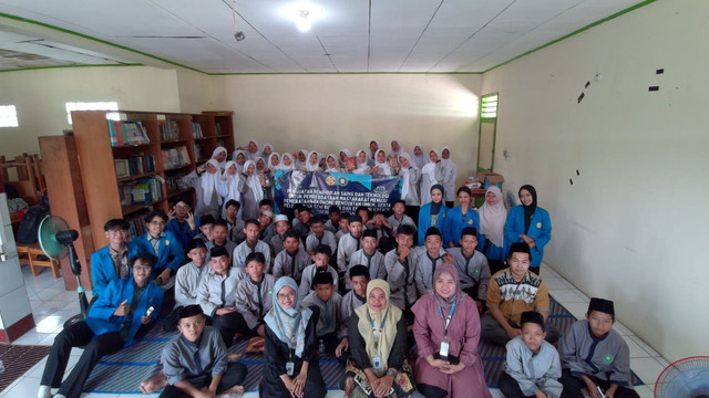 Dokumentasi Tim PKM Universitas Pamulang bersama siswa SMP Islam Terpadu Jihadul Mukhlishin. Sumber: Doc. Tim PKM Universitas Pamulang
