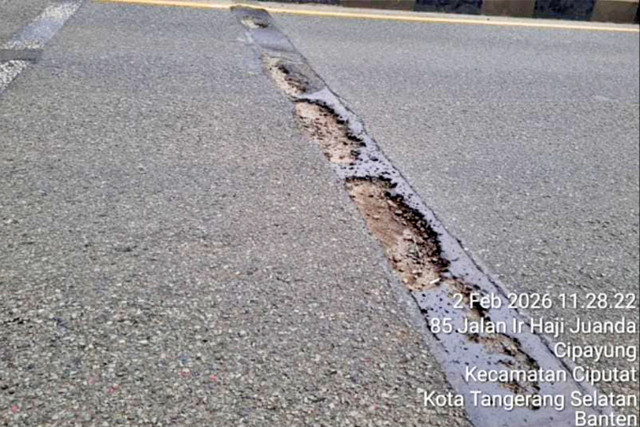 Potret jalan berlubang di Flyover Ciputat, Tangerang Selatan, Senin (2/2/2026). Foto: Dok. Istimewa