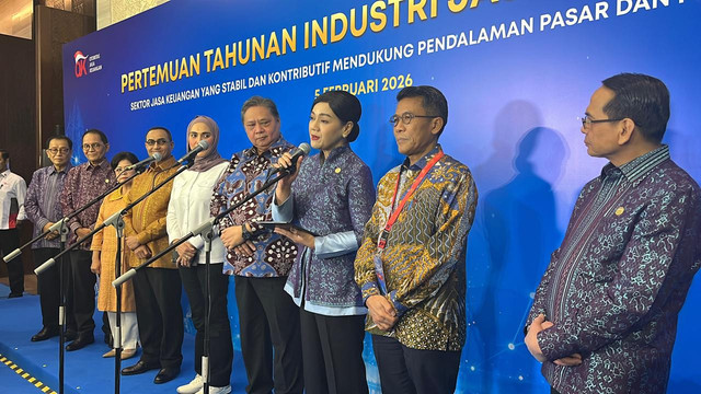 Konferensi pers Pertemuan Tahunan Industri Jasa Keuangan (PTIJK) Tahun 2026 Otoritas Jasa Keuangan di Hotel Bidakara, Jakarta, Kamis (5/2/2026) malam. Foto: kumparan/Fariza Ananda