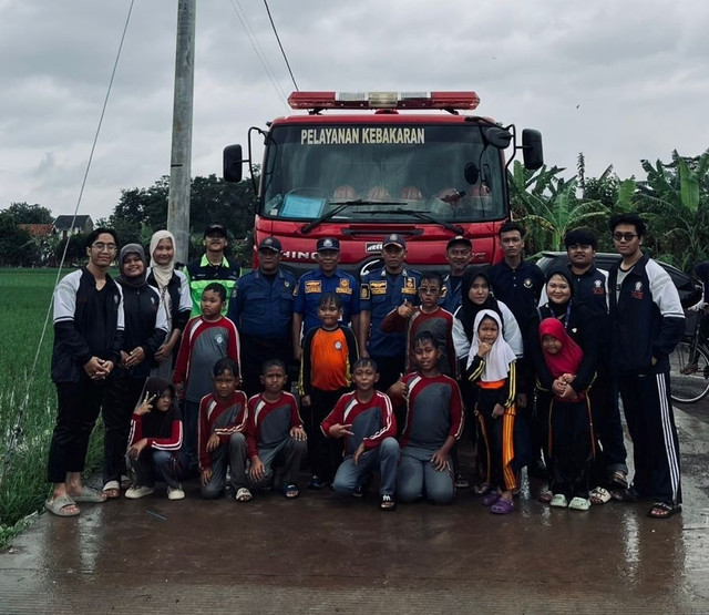 Foto bersama Tim-49 KKN Undip bersama Siswa-siswi SDN Bojong Wetan dan UPT Damkar Kabupaten Pekalongan (Dokumentasi Pribadi/Hanif Dharian).