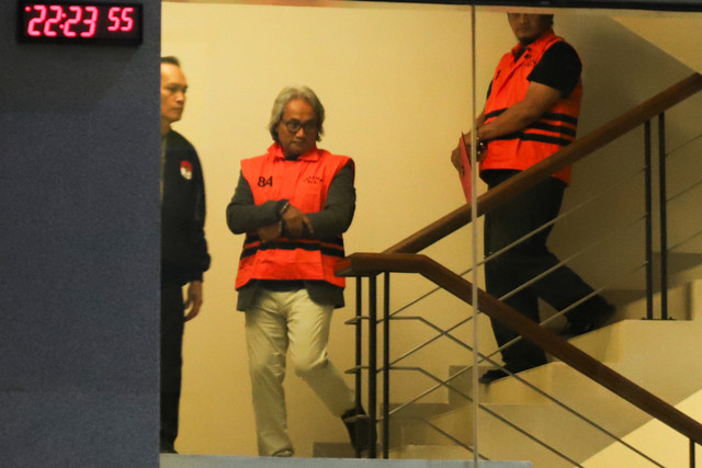 Kepala KPP Madya Banjarmasin Mulyono mengenakan rompi tahanan usai menjalani pemeriksaan di Gedung Merah Putih KPK, Jakarta, Kamis (5/2/2026). Foto: Dicky Adam Sidiq/kumparan