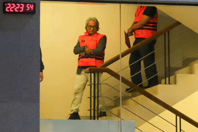 Kepala KPP Madya Banjarmasin Mulyono mengenakan rompi tahanan usai menjalani pemeriksaan di Gedung Merah Putih KPK, Jakarta, Kamis (5/2/2026). Foto: Dicky Adam Sidiq/kumparan