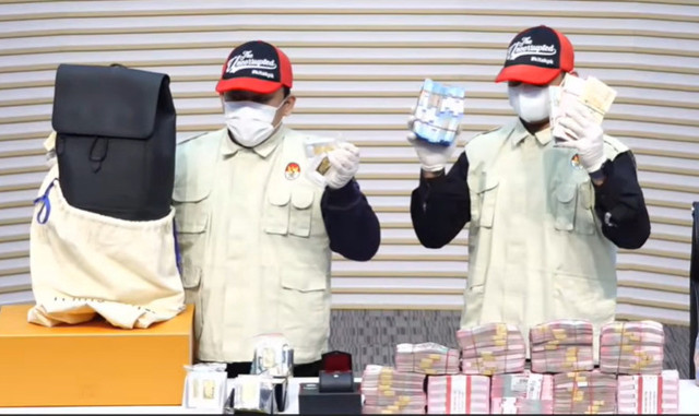 Barang bukti senilai Rp 40,5 M dari OTT pejabat Bea Cukai atas kasus dugaan korupsi dalam proses importasi di Gedung Merah Putih KPK, Jaksel, Kamis (5/2). Foto: Dok. YouTube KPK RI