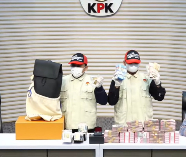 Barang bukti senilai Rp 40,5 M dari OTT pejabat Bea Cukai atas kasus dugaan korupsi dalam proses importasi di Gedung Merah Putih KPK, Jaksel, Kamis (5/2). Foto: Dok. YouTube KPK RI