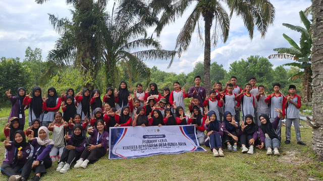 Foto bersama dengan siswa-siswi SMP Negeri 1 Bunga Raya dengan Mahasiswa KUKERTA FMIPA UNRI 2026 Kelompok Mawar
