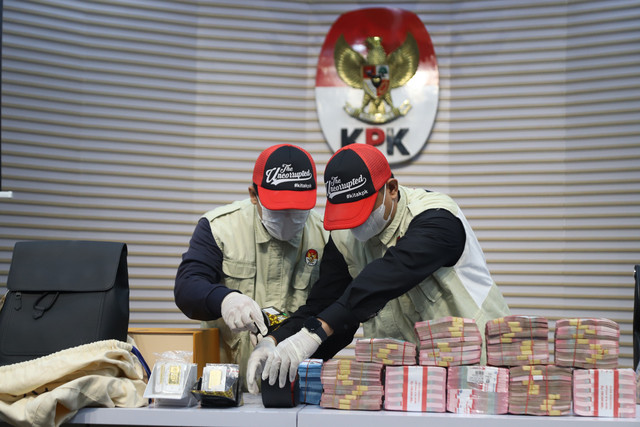 Penyidik KPK menunjukkan barang bukti dugaan korupsi dalam proses importasi saat konferensi pers di Gedung Merah Putih KPK, Jakarta, Kamis (5/2/2026). Foto: Dicky Adam Sidiq/kumparan