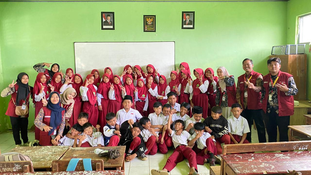 Sesi foto bersama siswa kelas VI dan Mahasiswa KKN