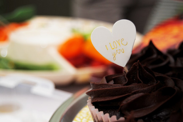 Ilustrasi Promo coklat di Indomaret  .Foto: Unsplash/Elly Johnson