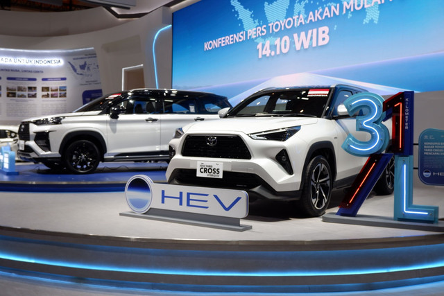 Harga resmi Toyota Veloz HEV dan Yaris Cross G HEV meluncur di IIMS 2026, (5/2/2026). Foto: Sena Pratama/kumparan