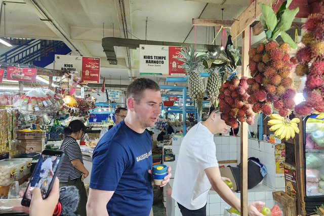 MasterChef Australia Callum Hann dan Chef Freddie Salim dari restoran Silk Bistro belanja bersama ke Pasar Santa, Jakarta (5/2/2026). Foto: Azalia Amadea/Kumparan
