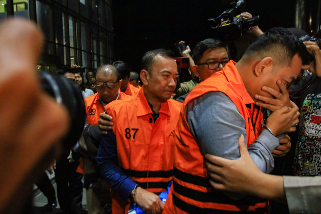 Tersangka kasus dugaan suap importasi Orlando Hamongan (kanan) dan Rizal Fadillah (kedua kanan) di Gedung KPK, Jakarta, Jumat (6/2/2026). Foto: Muhammad Iqbal/ANTARA FOTO