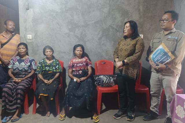 Kemendikdasmen sambangi rumah duka almarhum Yohanes Bastian Roja (10), anak kelas IV SD yang mengakhiri hidupnya di Kabupaten Ngada, Nusa Tenggara Timur, Kamis (5/2/2026). Foto: Kemendikdasmen