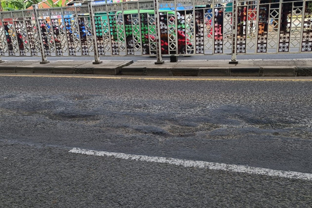 Sejumlah jalan berlubang yang tersebar di beberapa titik sepanjang Jalan Raya Bogor, Jakarta, Jumat (6/2/2026). Foto: Ryan Iqbal/kumparan