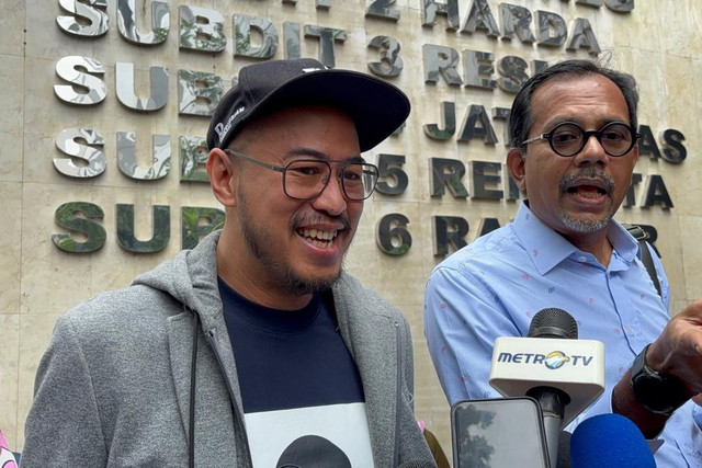 Pandji Pragiwaksono didampingi Haris Azhar di Polda Metro Jaya, Jakarta Selatan. Jumat (6/1/2026). Foto: Rayyan Farhansyah/kumparan