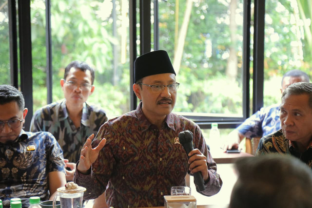 Mensos Saifullah Yusuf saat menerima kepala daerah dari Aceh Jaya, Kepulauan Aru, Padang Lawas Utara, Halmahera Tengah, Sanggau, Tegal, Kutai Timur, dan Tabalong, membahas rencana pembukaan Sekolah Rakyat di Kantor Kemensos, Jakarta Pusat. Foto: Kemensos RI