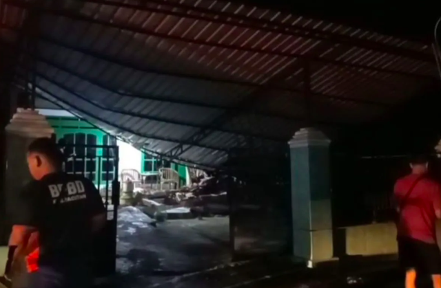 Warga mengamati bangunan rumah yang dilaporkan mengalami kerusakan pascagempa bumi di Pacitan, Jawa Timur, Jumat (6/2/2026).  Foto: ANTARA/HO - foto warga.