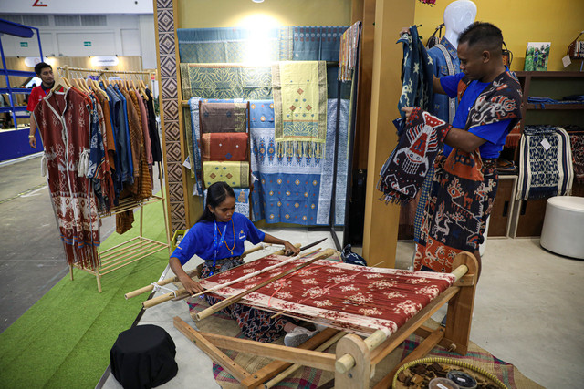 Pengrajin kain tenun saat memeraktikan pembuatan tenun di pameran BCA Expoversary 2026 yang diselanggrakan di ICE BSD, Tangerang, Jumat (6/2/2026). Foto: Aditia Noviansyah/kumparan