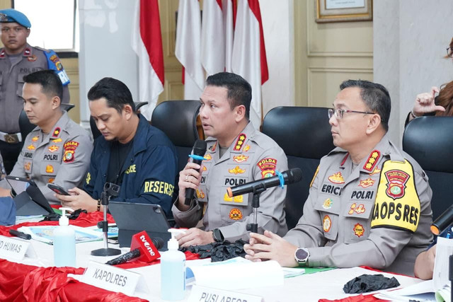 Konferensi pers pembunuhan berencana sekeluarga di Warakas Jakarta Utara. Foto: Polres Jakarta Utara