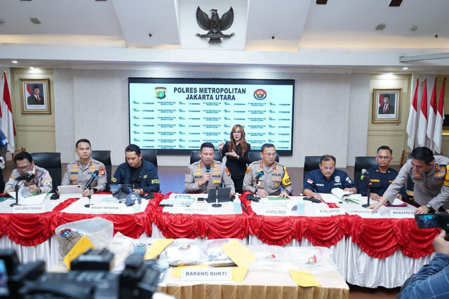 Konferensi pers pembunuhan berencana sekeluarga di Warakas Jakarta Utara. Foto: Polres Jakarta Utara