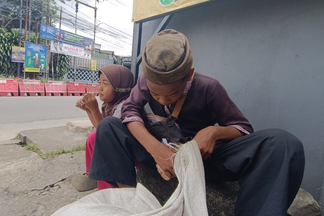 Yadi dan Siska, bocah pemulung botol bekas saat ditemui di wilayah Ngamprah, Kabupaten Bandung Barat, Jumat (6/2/2026). Foto: Abisatya Ramdhani/kumparan