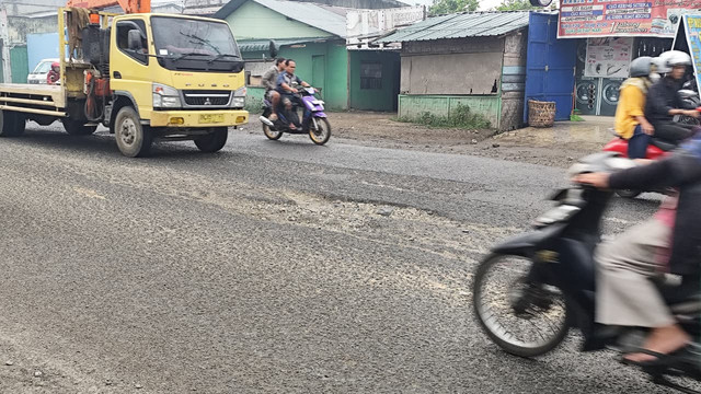 Kondisi rusak dan berlubang di Jalan Veteran di Medan, Jumat (6/2/2026). Foto: Amar Marpaung/kumparan