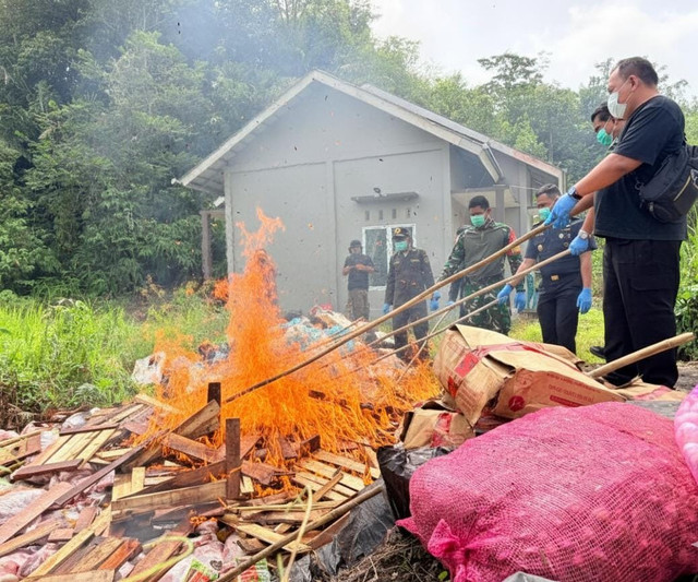 Karantina Kalimantan barat bersama instasni terkait melakukan pemusnahan produk yang diduga dimasukan secara ilegal di Entikong