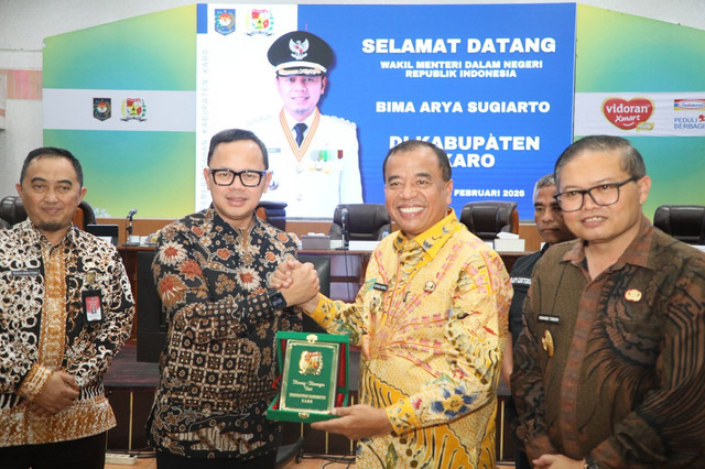 Wamendagri Bima Arya rapat dengan Bupati Karo Antonius Ginting dan PT Penjaminan Infrastruktur Indonesia (PT PII) di Kantor Bupati Karo, Sumatera Utara, Kamis (5/2/2026). Foto: Kemendagri RI