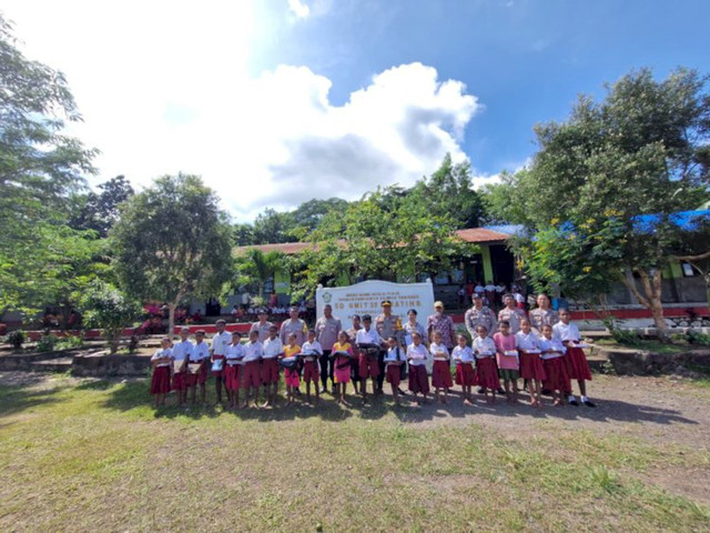 Kapolres Alor AKBP Nur Azhari, S.H., bersama Kasat Binmas Polres Alor Kompol Ferdinand Yalla, melaksanakan kegiatan pembagian alat tulis dan perlengkapan sekolah kepada para siswa sekolah dasar pada Kamis 5 Februari 2026. Foto: Dok. Polres Alor