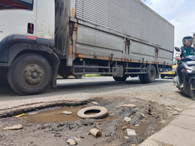 Kerusakan Jalan Pantura di wilayah Karawang, Jawa Barat kian mengkhawatirkan. Lubang-lubang menganga di permukaan jalan diketahui sudah banyak memakan korban. Foto: Dok. kumparan
