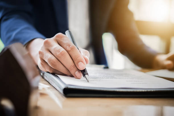 Gambar Penandatanganan Perjanjian Kerja | Foto: istockphoto.com