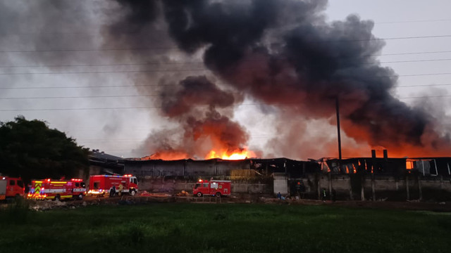 Sebuah pabrik plastik di Jalan Cibolerang, Kelurahan Margasuka, Kecamatan Babakan Ciparay, Kota Bandung terbakar sekitar pukul 14:00. Hingga kini Petugas Pemadam Kebakaran masih berupaya melakukan pemadaman, Jumat (6/2). Foto: Abisatya/kumparan