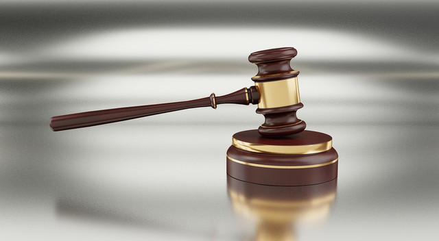 https://cdn.pixabay.com/photo/2018/07/31/16/15/gavel-3575414_1280.jpg (Ilustrasi palu hakim)