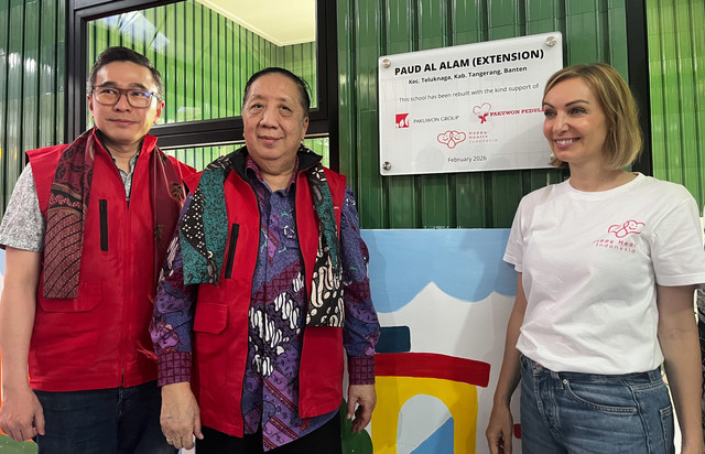 Pemasangan papan nama sebagai simbol peresmian Paud Al-Alam oleh Pakuwon Grup dan Happy Hearts Indonesia, Tangerang, Jumat (6/2). Foto: Sarah Tri Wulandari/kumparan