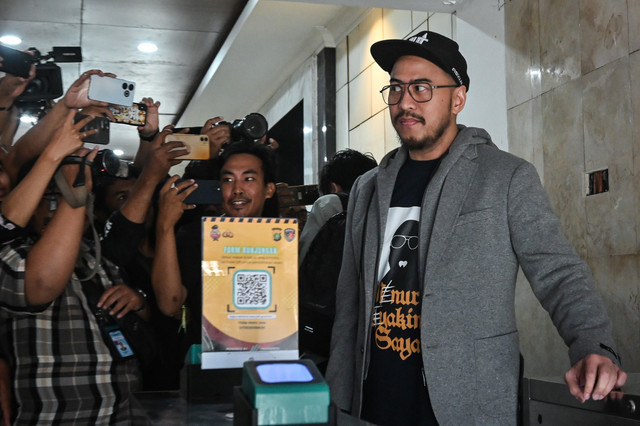 Komika atau pelawak tunggal Pandji Pragiwaksono berjalan untuk memenuhi panggilan klarifikasi di Polda Metro Jaya, Jumat (6/2/2026). Foto: Sulthony Hasanuddin/ANTARA FOTO 