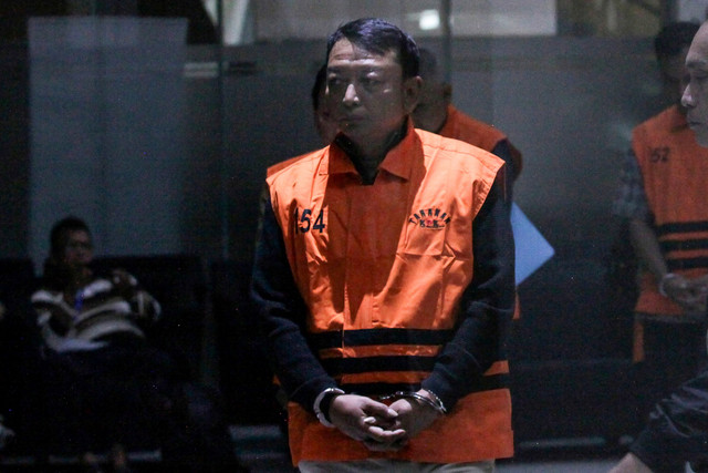 Ketua Pengadilan Negeri Depok I Wayan Eka Mariarta berjalan menuju mobil tahanan usai menjalani pemeriksaan setelah terjerat Operasi Tangkap Tangan (OTT) di Gedung Merah Putih KPK, Jakarta, Sabtu (7/2/2026). Foto: Darryl Ramadhan/ANTARA FOTO