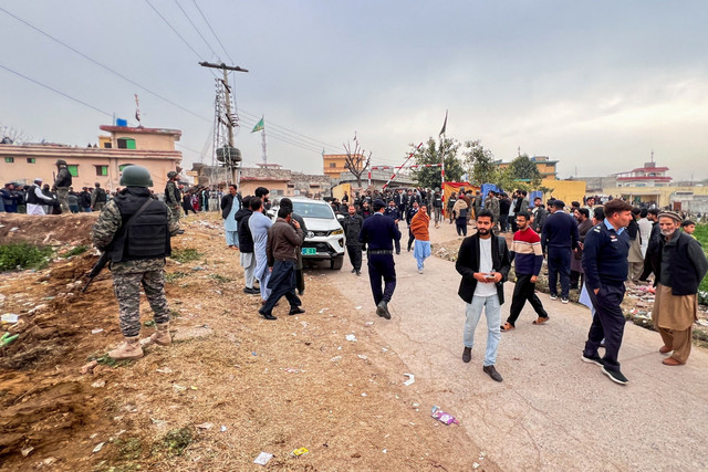 Pasukan paramiliter federal Pakistan berjaga usai ledakan mematikan di sebuah masjid Muslim Syiah di Islamabad, Pakistan, Jumat (6/2/2026). Foto: Salahuddin/REUTERS