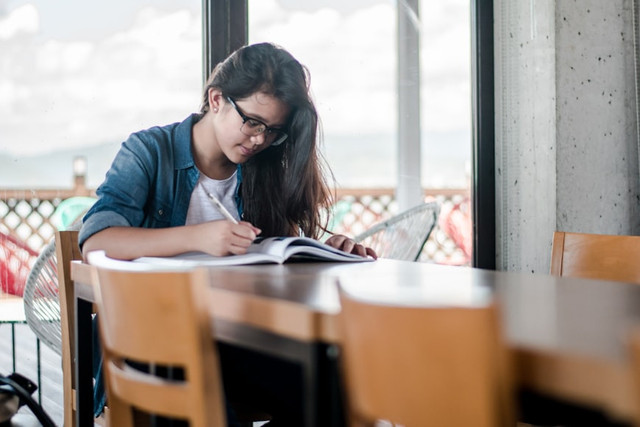 Ilustrasi contoh soal sudut depresi, foto: unsplash/Kyle Gregory Devaras
