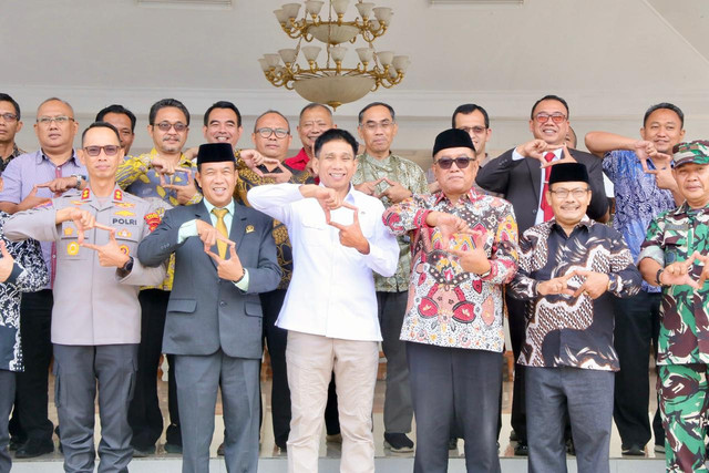 Wamendagri Akhmad Wiyagus saat rapat koordinasi dengan jajaran Pemerintah Kota (Pemkot) Banjar dan unsur Forum Koordinasi Pimpinan Daerah (Forkopimda) Kota Banjar. Foto: Kemendagri RI