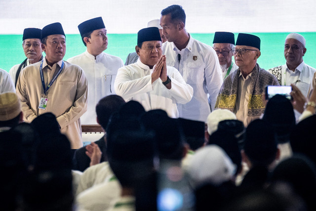 Presiden Prabowo Subianto menyapa warga saat menghadiri Pengukuhan dan Ta'aruf Pengurus Majelis Ulama Indonesia (MUI) masa bakti 2025-2030 di Masjid Istiqlal, Jakarta, Sabtu (7/2/2026). Foto: Bayu Pratama S/ANTARA FOTO