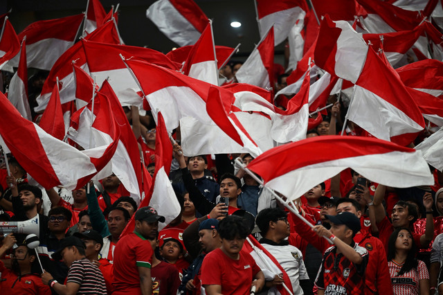 Suporter bersorak mendukung Timnas Futsal Indonesia saat melawan Iran saat pertandingan final AFC Futsal Asian Cup 2026 di Indonesia Arena, Senayan, Jakarta, Sabtu (7/2/2026). Foto: Bayu Pratama S/ANTARA FOTO