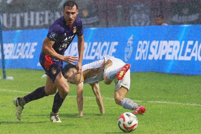 Pesepak bola Persik Kediri, Ezra Walian (kiri), berebut bola dengan pesepak bola Dewa United Banten FC, Taisei Marukawa (kanan), saat pertandingan BRI Super League di Stadion Brawijaya, Kota Kediri, Jawa Timur, Sabtu (7/2/2026). Foto: Prasetia Fauzani/ANTARA FOTO
