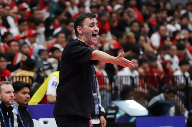 Pelatih Timnas Futsal Indonesia, Hector Souto memberikan arahan kepada pemain Timnas Futsal Indonesia saat melawan pemain Timnas Futsal Iran pada pertandingan final Piala Asia Futsal 2026 di Indonesia Arena, Jakarta, Sabtu, (7/2/2026). Foto: Jamal Ramadhan/kumparan