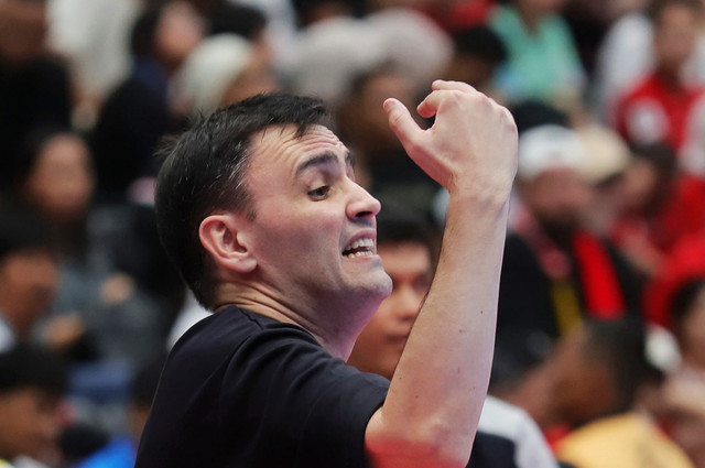 Pelatih Timnas Futsal Indonesia, Hector Souto memberikan arahan kepada pemain Timnas Futsal Indonesia saat melawan pemain Timnas Futsal Iran pada pertandingan final Piala Asia Futsal 2026 di Indonesia Arena, Jakarta, Sabtu, (7/2/2026). Foto: Jamal Ramadhan/kumparan