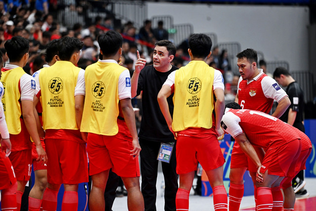 Pelatih Timnas futsal Indonesia, Hector Souto Vazquez (tengah) memberikan arahan kepada timnas futsal Indonesia saat pertandingan melawan Iran pada final AFC Futsal Asian Cup 2026 di Indonesia Arena, Senayan, Jakarta, Sabtu (7/2/2026). Foto: Bayu Pratama S/ANTARA FOTO