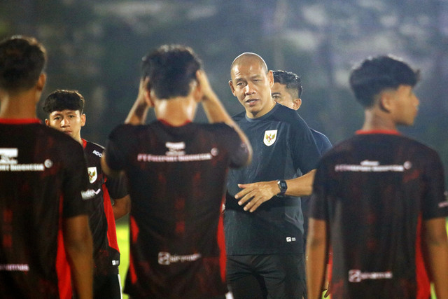 Pelatih kepala Timnas Indonesia U-17, Nova Arianto Sartono (kedua kanan) memberikan arahan ke pesepak bola Timnas U-17 saat sesi latihan di Lapangan Indomilk Arena, Kabupaten Tangerang, Banten, Sabtu (7/2/2026). Foto: Muhammad Iqbal/ANTARA FOTO