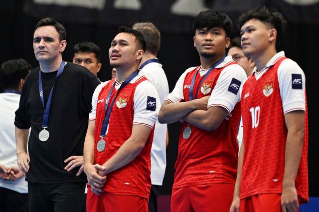 Pemain Timnas futsal Indonesia Samuel Eko, Firman Adriansyah, Syauqi Saud dan pelatih Hector Souto menangis usai kalah dari Timnas futsal Iran saat pertandingan final AFC Futsal Asian Cup 2026 di Indonesia Arena, Senayan, Jakarta, Sabtu (7/2/2026). Foto: Asprilla Dwi Adha/ANTARA FOTO